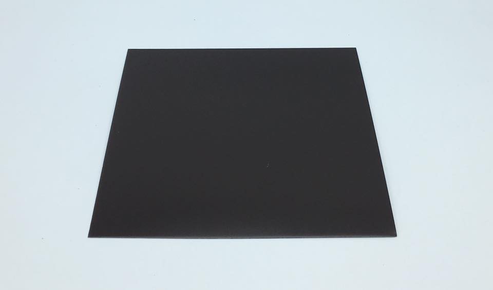 VLAKKE PLAAT STAAL 0.6MM MET FOLIE RAL 8019 BRUIN